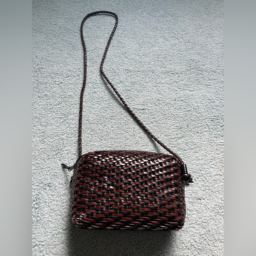 Elegant Woven Crossbody Bag in Brown